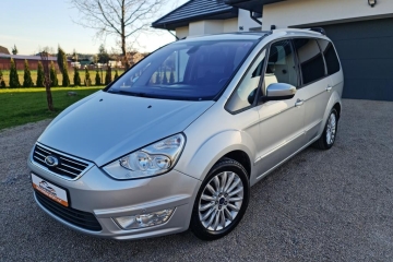 7 osobowy A/C dualzone Navi Czujniki Tempomat Hak